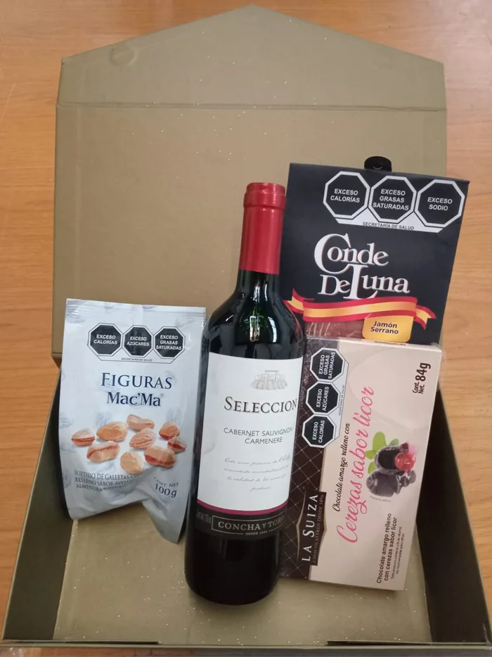 Armado y empaque de regalos corporativos en taller